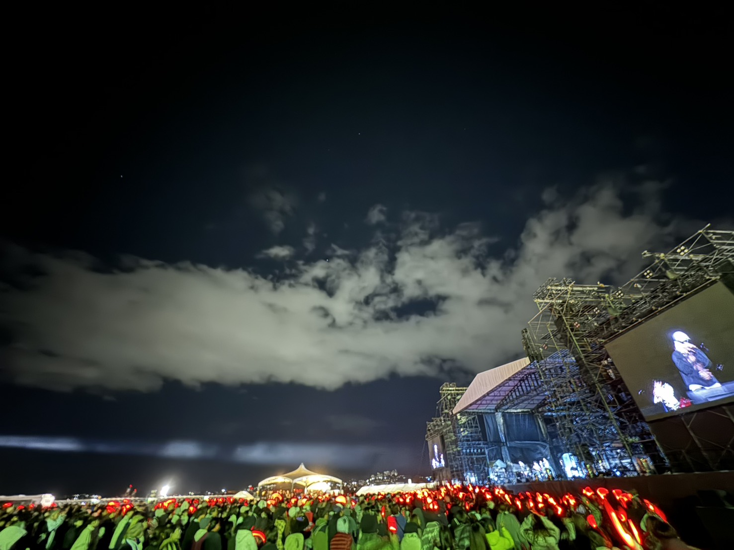 夜の会場に集まる観客