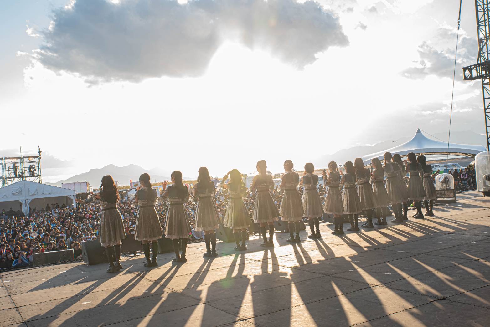 ステージ上に並ぶ出演者と観客