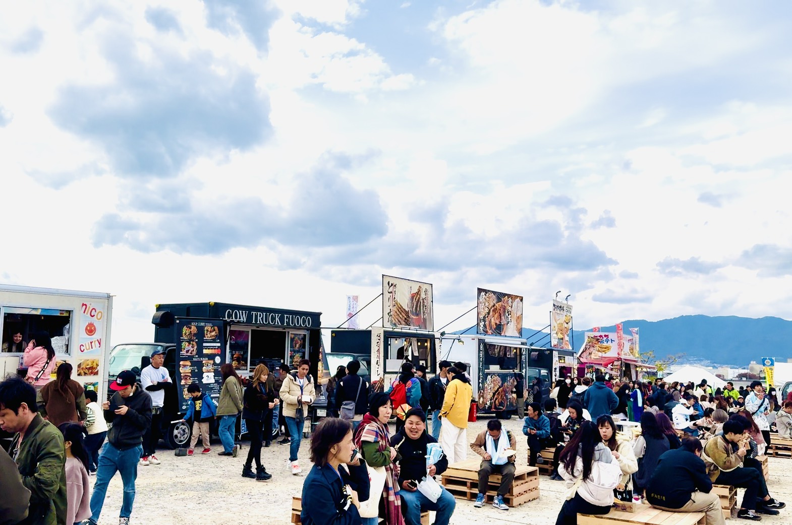 フードトラックエリアで賑わう来場者