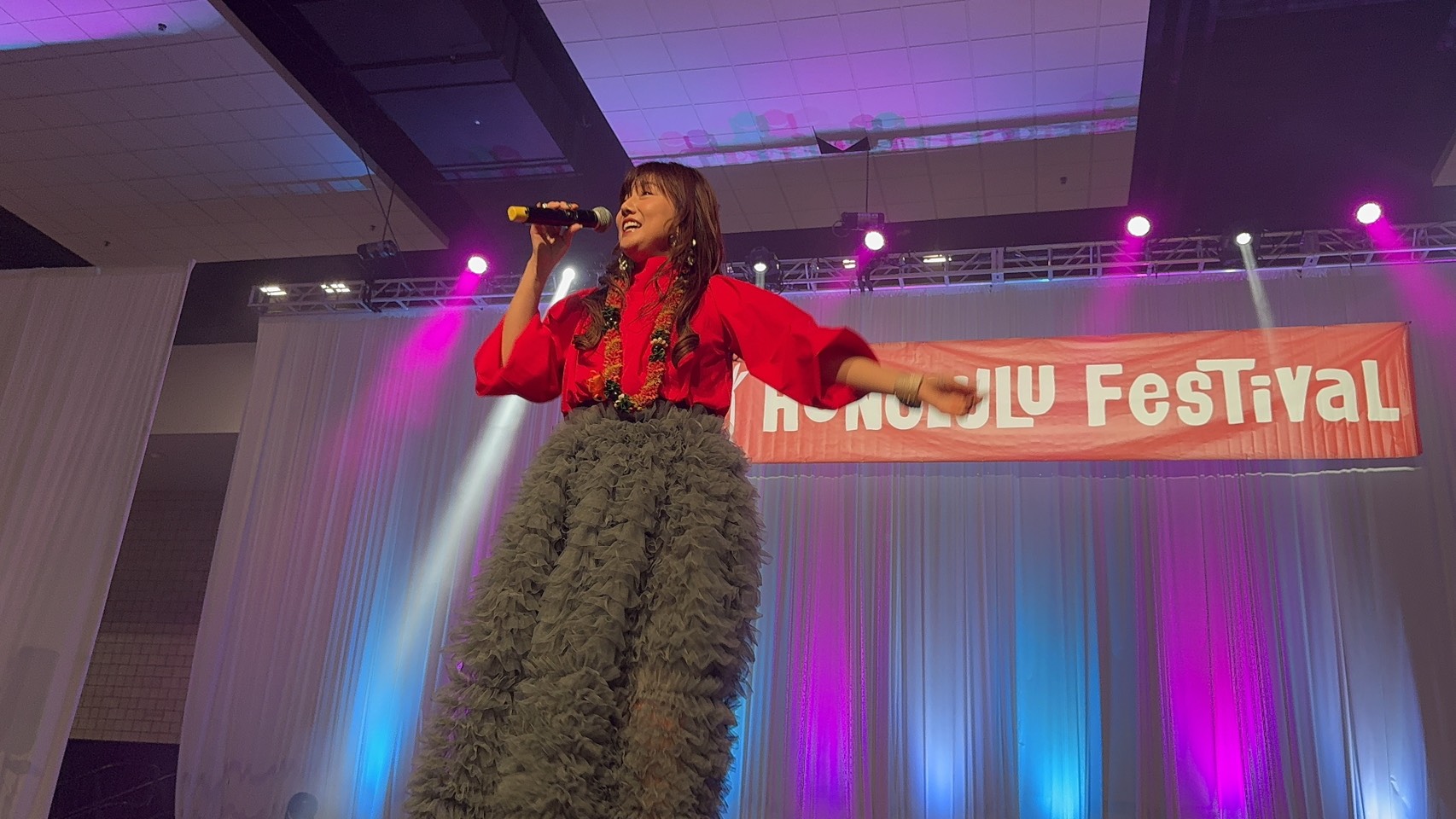 ステージで歌唱するアーティスト