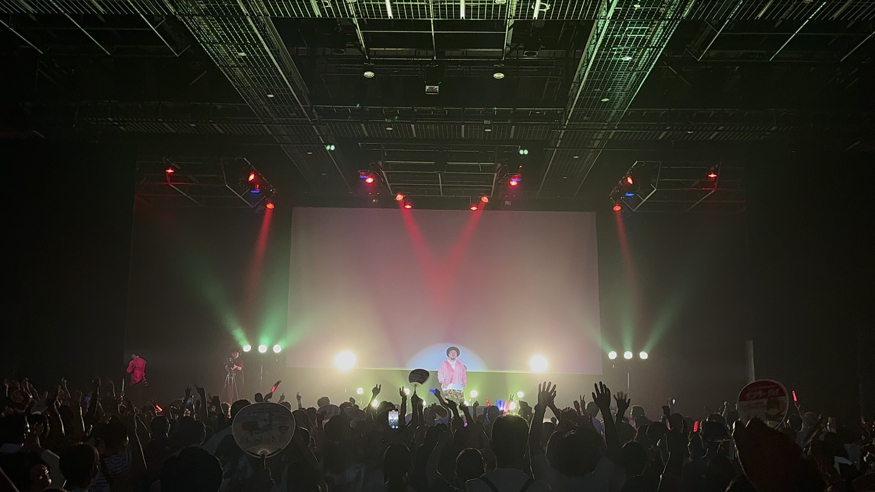 照明に包まれた屋内ライブ会場